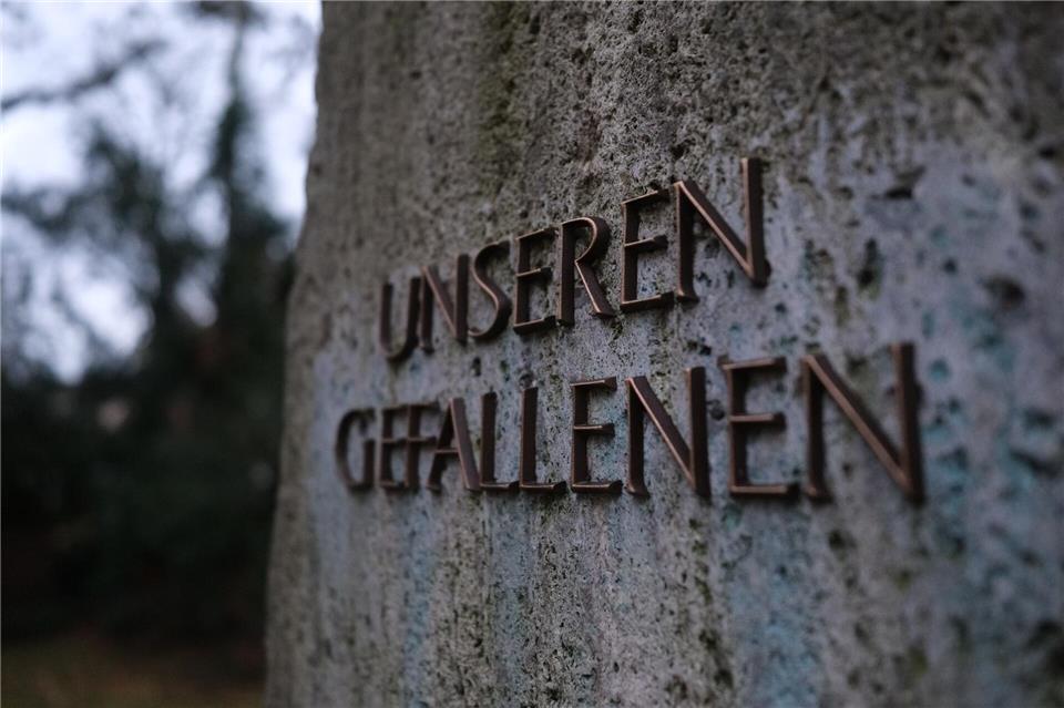 Gedenken an die Toten der Kriege am Volkstrauertag. (Archivbild)Sebastian Willnow/dpa