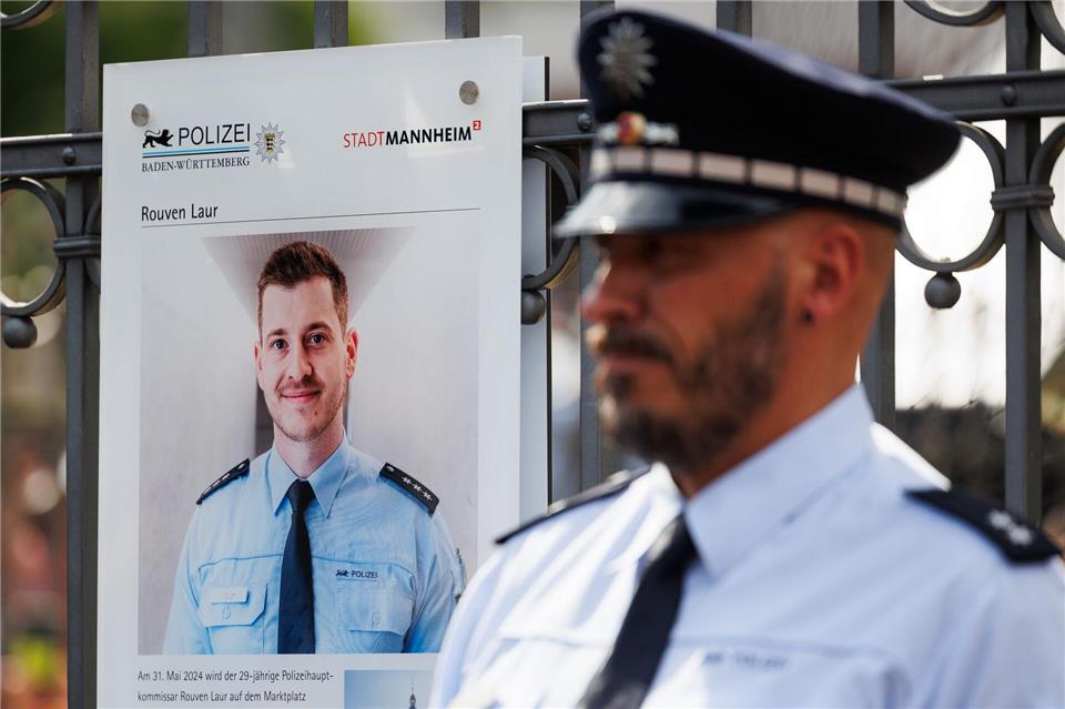 Gedenken auf dem Mannheimer Marktplatz für den getöteten Polizisten Rouven Laur. (Archivbild)Lando Hass/dpa