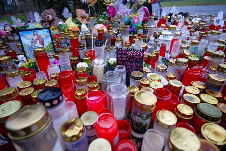 Gedenkstätte für den getöteten Yosef in Dormagen. Die Bestürzung in der Stadt ist groß.Henning Kaiser/dpa