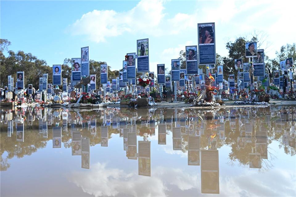 Gedenktafeln stehen auf dem Gelände der Nova Festival Memorial Gedenkstätte. (Archivbild)Elisa Schu/