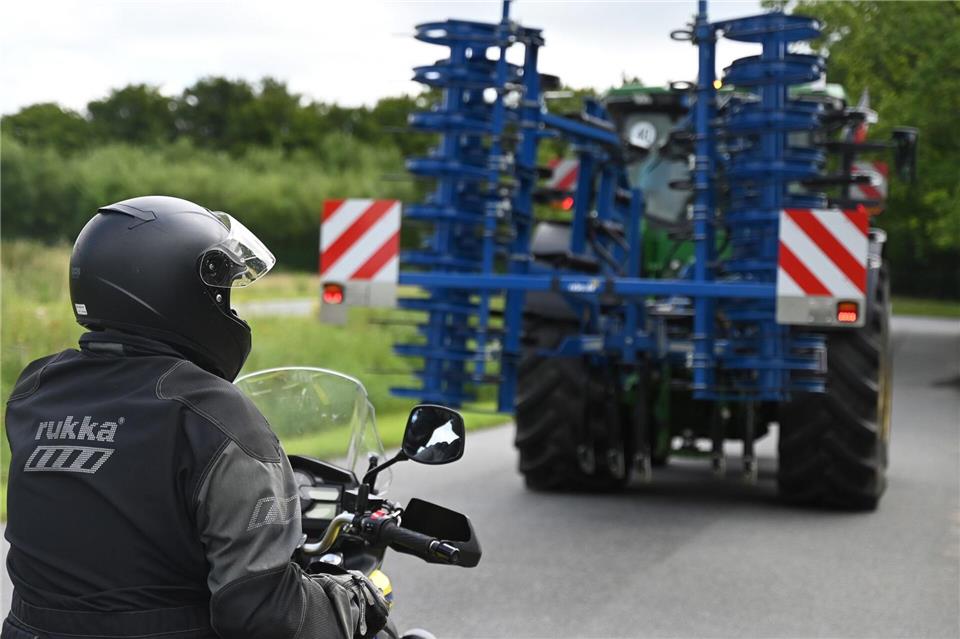 Geduld statt Risiko: Überholen von Erntefahrzeugen ist oft gefährlich, besonders bei unübersichtlichen Strecken.David Hammersen/dpa/dpa-tmn