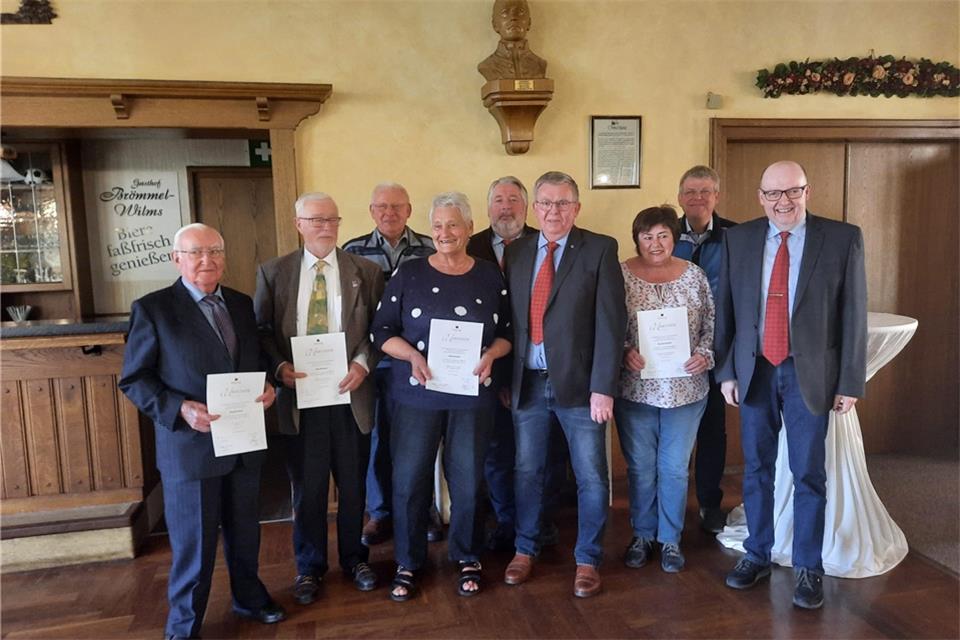 Geehrte und Vorstandsmitglieder (von links): Heinrich Kruse, Otto Brunner, Gerd Nagel, Anne Brunner, Präses Klaus Elsner, Vorsitzender Ludger Askamp, Claudia Schmidt, Willi Schmidt und der stellvertretende Vorsitzende Klaus Grömping.