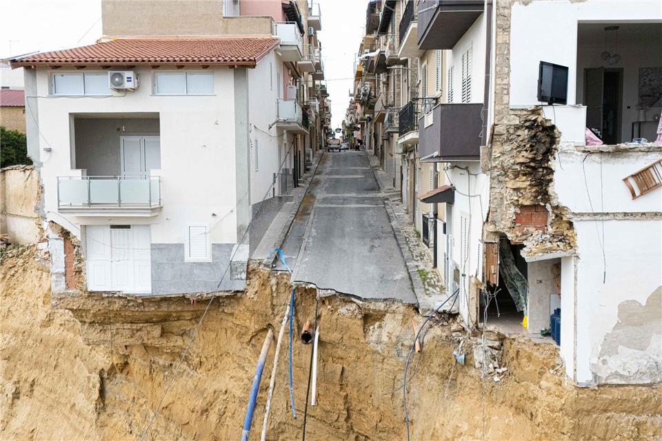 Gefährdete Häuser und beschädigte Straßen in dem vom Erdrutsch betroffenen Gebiet in Niscemi.Andrea Petrelli/IPA via ZUMA Press/dpa