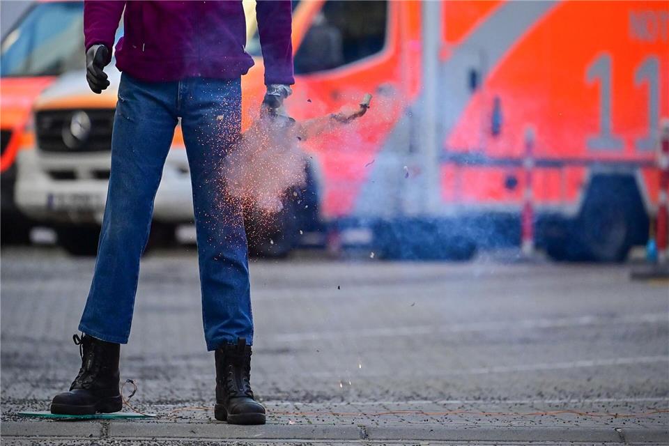 Gefährliche Mutproben an Silvester können zu schweren Verletzungen führen. (Symbolfoto) Sebastian Christoph Gollnow/dpa