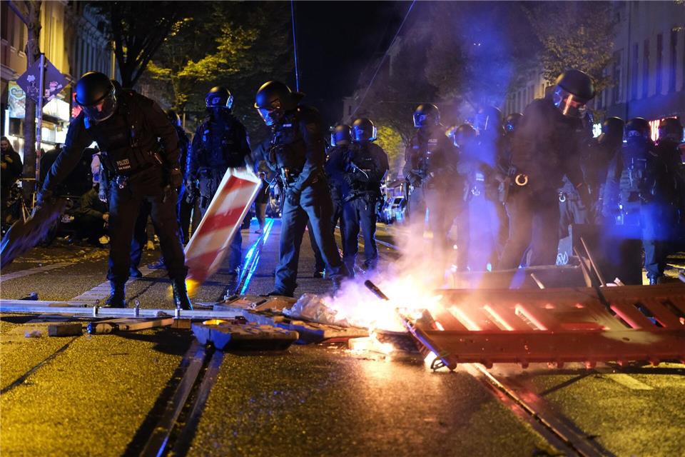 Gefährlicher Eingriff in den Verkehr, Landfriedensbruch – die Polizei ermittelt nach der Krawallnacht im Leipziger Osten. Sebastian Willnow/dpa