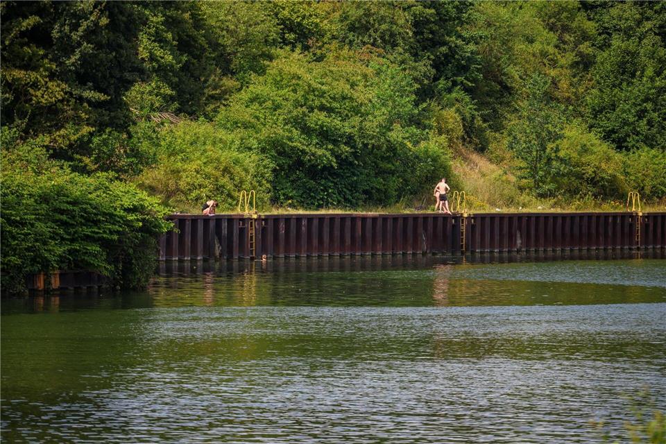 Gefährliches Vergnügen: Das Badeverbot im Rhein-Herne-Kanal wird immer wieder missachtet.Christoph Reichwein/dpa