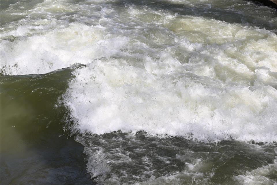 Gefährliches Weißwasser sprudelt am Eisbach - ohne Welle. (Archivfoto)Felix Hörhager/dpa