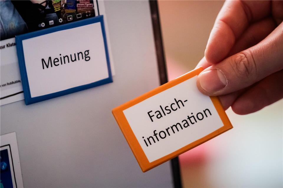 Gefälschte Bilder können auf Social-Media-Plattformen Debatten beeinflussen. (Symbolbild)Christoph Soeder/dpa