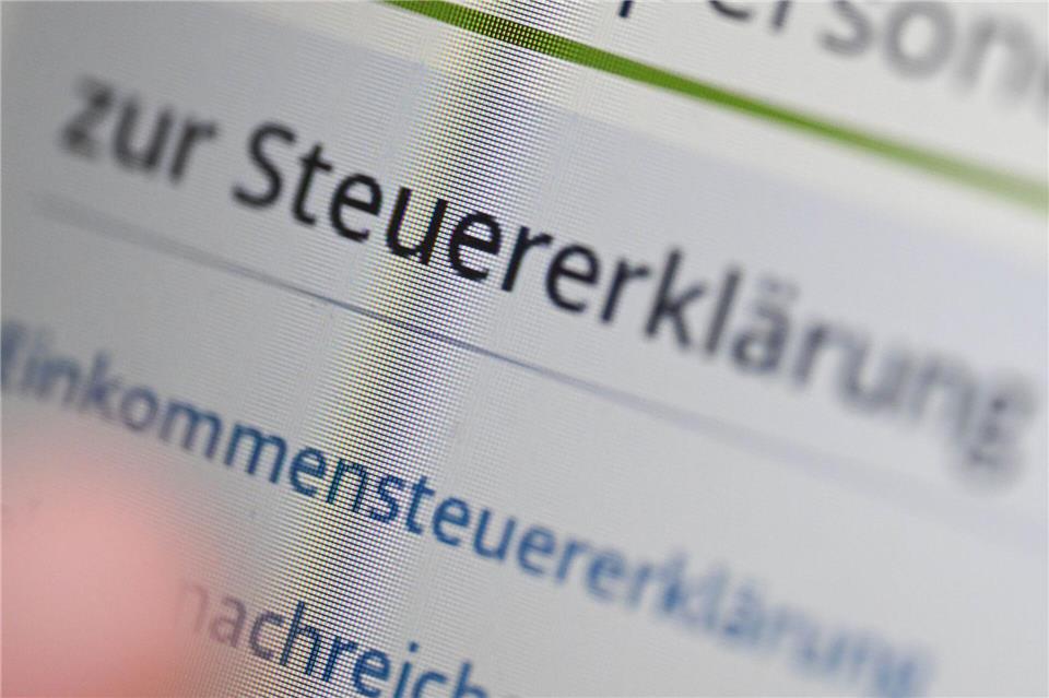 Gefälschte E-Mails im Namen von Elster versprechen Steuererstattungen – tatsächlich wollen Betrüger an Bankdaten gelangen. (Symbolbild)Bernd Weißbrod/dpa