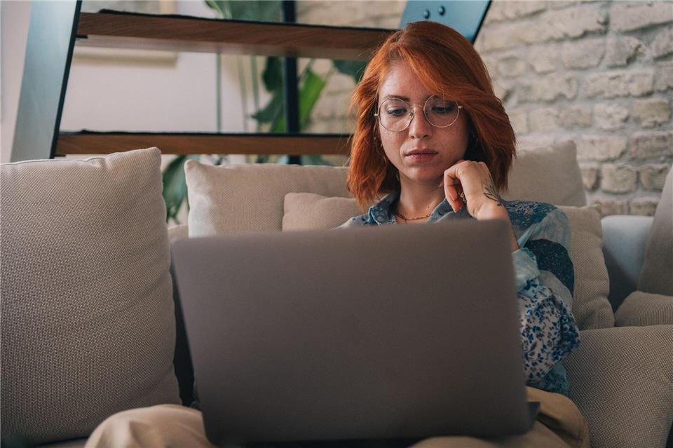Gefälschte Stellenanzeigen als Falle: Kriminelle schalten täuschend echte Jobangebote, um persönliche Daten ahnungsloser Bewerber zu stehlen.Zacharie Scheurer/dpa-tmn