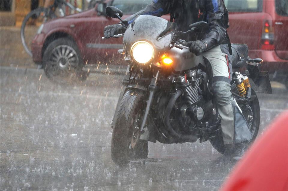 Gefahr bei Gewittern: Motorradfahrer sollten bei einem Gewitter die Fahrt sofort unterbrechen und Schutz in einem Gebäude oder unter einer stabilen Stahlbetonbrücke suchen.Kay Nietfeld/dpa/dpa-tmn