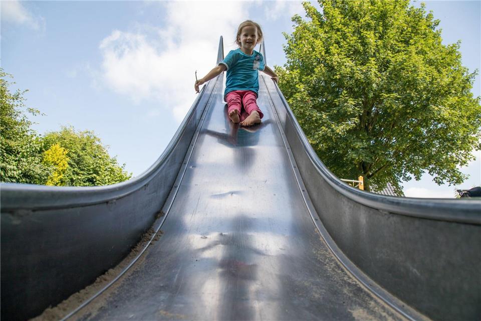 Gefahr für Kinder: Auch Spielgeräte wie Metallrutschen können sich bei direkter Sonneneinstrahlung stark aufheizen.picture alliance / dpa Themendienst