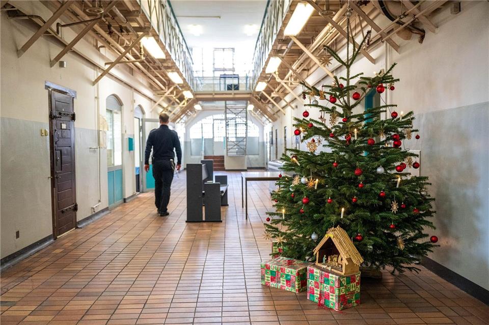 Gefangene in Bremen bekommen zu Weihnachten eine Tüte mit Tee, Kaffee und Süßigkeiten. Möglich wird das durch Spenden. (Archivbild)Sina Schuldt/dpa