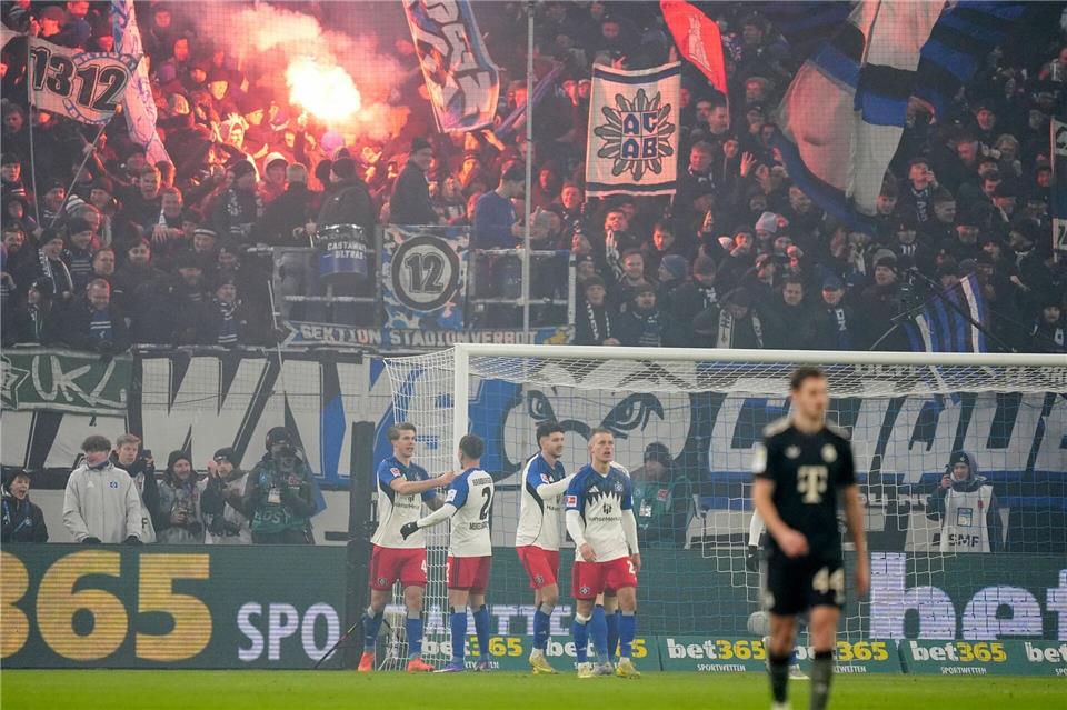 Gefeierter HSV-Mann Luka Vuskovic (l) nach seinem Tor zum 2:2.Marcus Brandt/dpa