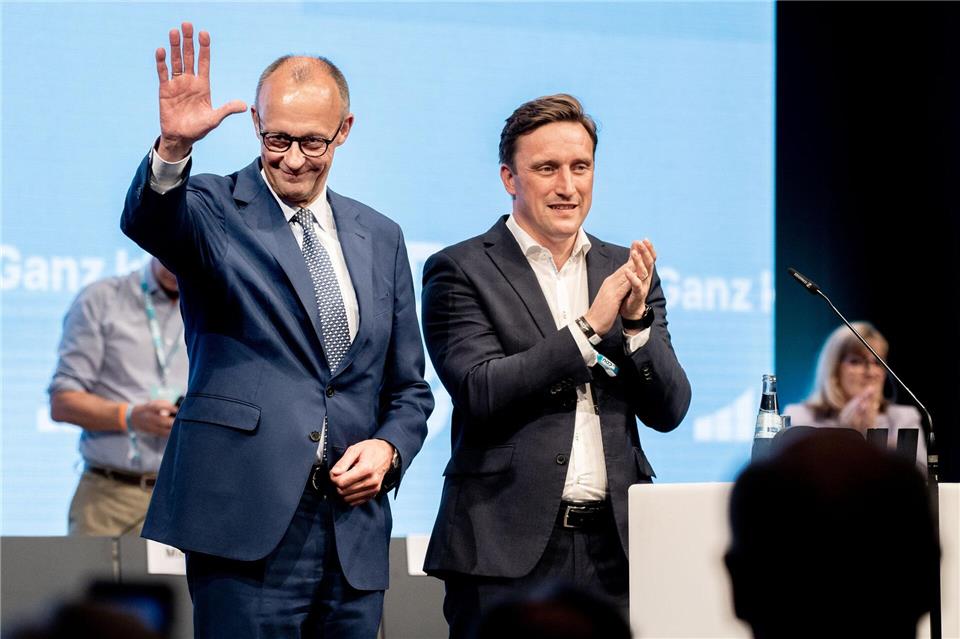 Gefeierter Kanzler und gestärkter Landeschef: Friedrich Merz (l) und Sebastian Lechner in Osnabrück.Hauke-Christian Dittrich/dpa