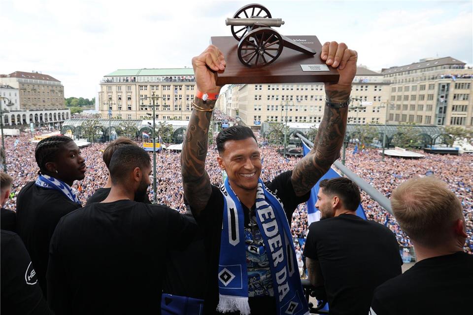 Gefeierter Stürmer: Davie Selke bei der HSV-Aufstiegsfeier (Archivbild)Christian Charisius/dpa