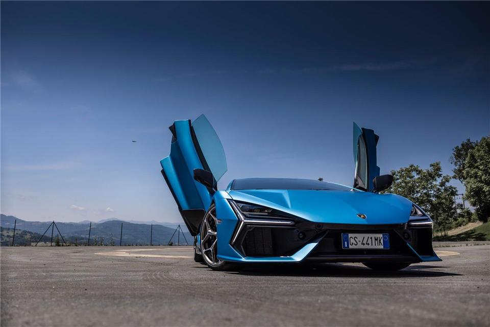 Geflügel gefällig? Bitte sehr - wie bei Lamborghini einst der selige Countach, fährt auch der Revuelto mit sogenannten Scherentüren vor.Wolfango Spaccarelli/Lamborghini/dpa-tmn