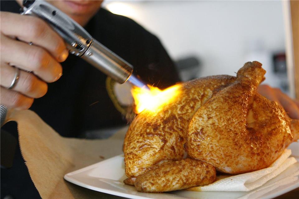 Geflügel lässt sich mit dem Bunsenbrenner vielleicht etwas nachbräunen. Richtig knusprig bekommt man Ente und Co. eher nicht. Die rasche Hitze würde laut Lafer die Haut zu schnell schwarz machen. Franz-Peter Tschauner/dpa/dpa-tmn