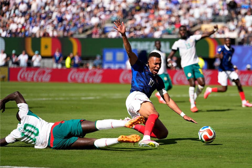 Gefoult im Vollsprint, aber kein Elfer: Kylian Mbappé.Frank Franklin II/AP/dpa