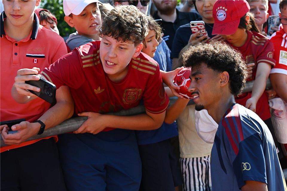 Gefragt bei den Bayern-Fans: Neuzugang Nathaniel Brown.Angelika Warmuth/dpa
