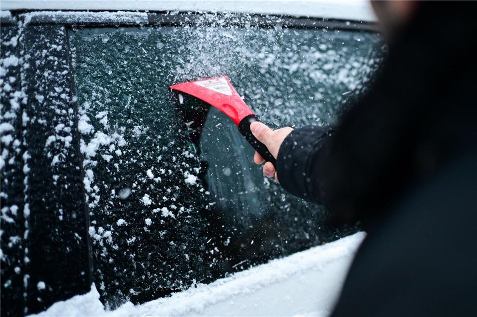 Gefrierender Regen, Glatteis und Neuschnee: Besonders im Westen und Süden kann das Autofahren abends zum Risiko werden. Sebastian Gollnow/dpa