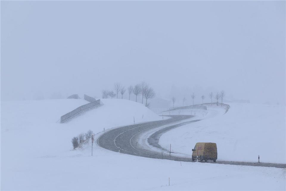 Gefrierender Regen könnte nicht nur Straßen, sondern auch Fußwege in spiegelglatte Rutschbahnen verwandeln.Karl-Josef Hildenbrand/dpa