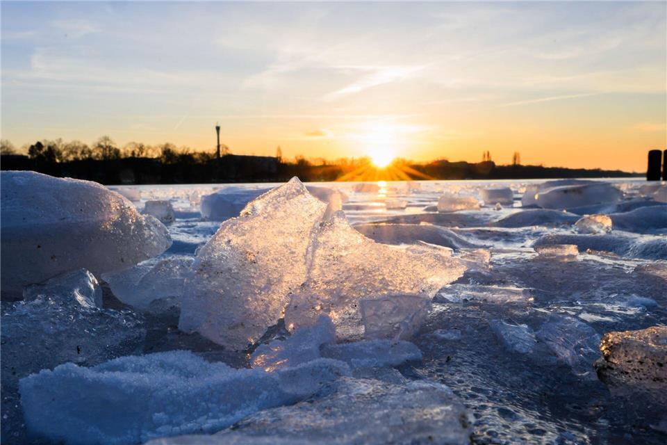 Gefrorene Gewässer sind für viele Menschen reizvoll, könnten aber sehr gefährlich werden.Julian Stratenschulte/dpa