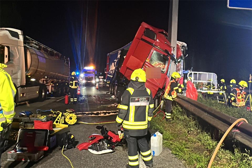 Gegen 02.35 Uhr kam es am Montagmorgen auf der A67 zu einem tödlichen Verkehrsunfall.fdemel NEWS/dpa
