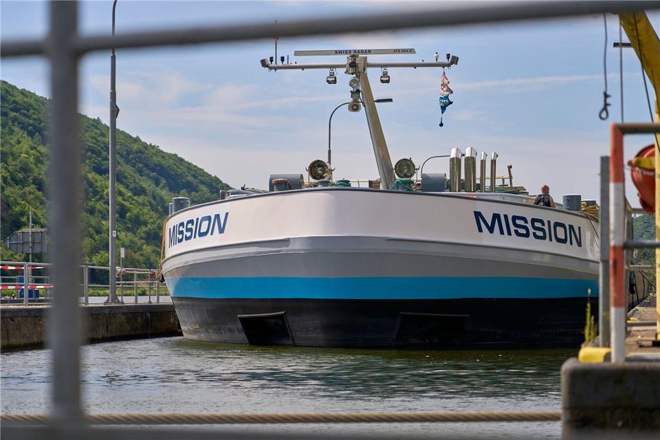 Gegen 11.00 Uhr passierte das erste Schiff die Moselschleuse.Sascha Ditscher/dpa