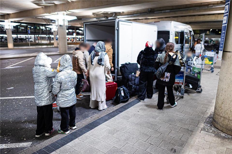 Gegen 17.30 Uhr landete das Flugzeug. Moritz Frankenberg/dpa