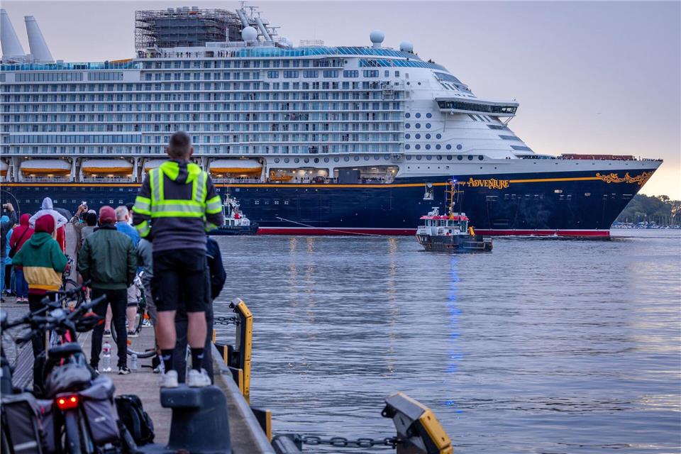 Gegen 18.30 Uhr ist es so weit: Die „Disney Adventure“ wird von Schleppern aus dem Wismarer Hafen gezogen.Jens Büttner/dpa