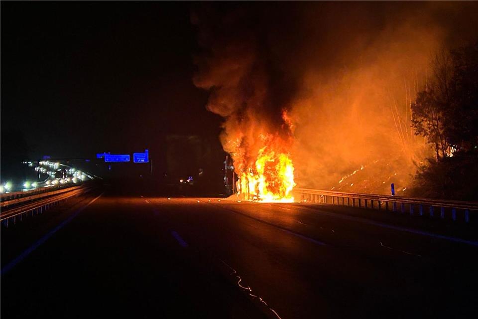 Gegen 6.30 Uhr meldeten Verkehrsteilnehmer den brennenden Transporter.-/Polizeipräsidium Westpfalz/dpa