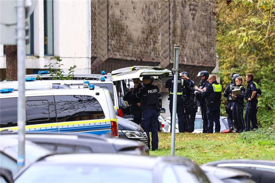 Fehlalarm sorgt für Amok-Einsatz an Förderschule  Gegen 8.45 Uhr war ein Amok-Alarm ausgelöst worden.Alex Talash/dpa
