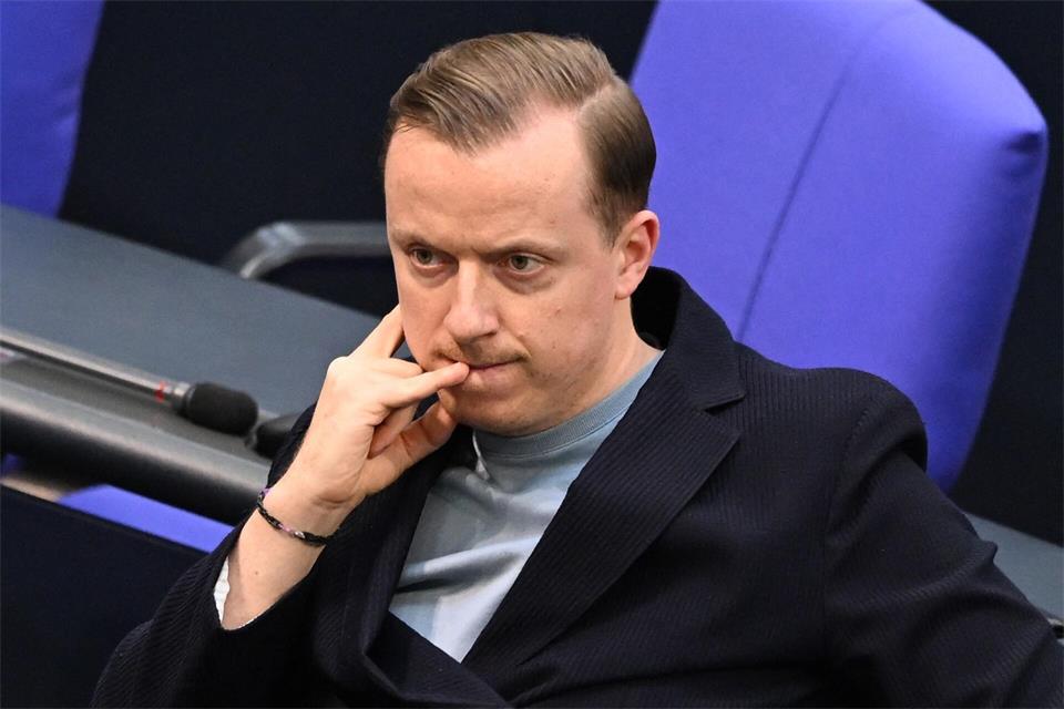 Gegen Ahmetovic werde wegen des Tatvorwurfs der Beihilfe zu wettbewerbsbeschränkenden Absprachen bei Ausschreibungen in Tateinheit mit Verletzung von Geschäftsgeheimnissen ermittelt. (Archivbild)Michael Brandt/dpa