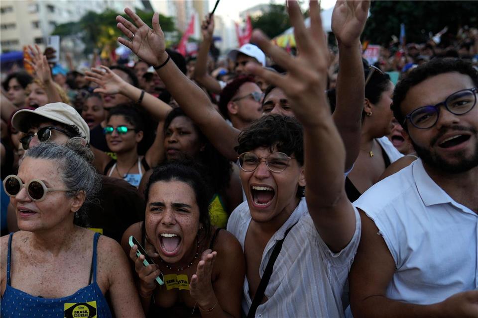Bilder des Tages Gegen Amnestie: Brasilianer protestieren gegen eine Begnadigung Bolsonaros.Silvia Izquierdo/AP/dpa