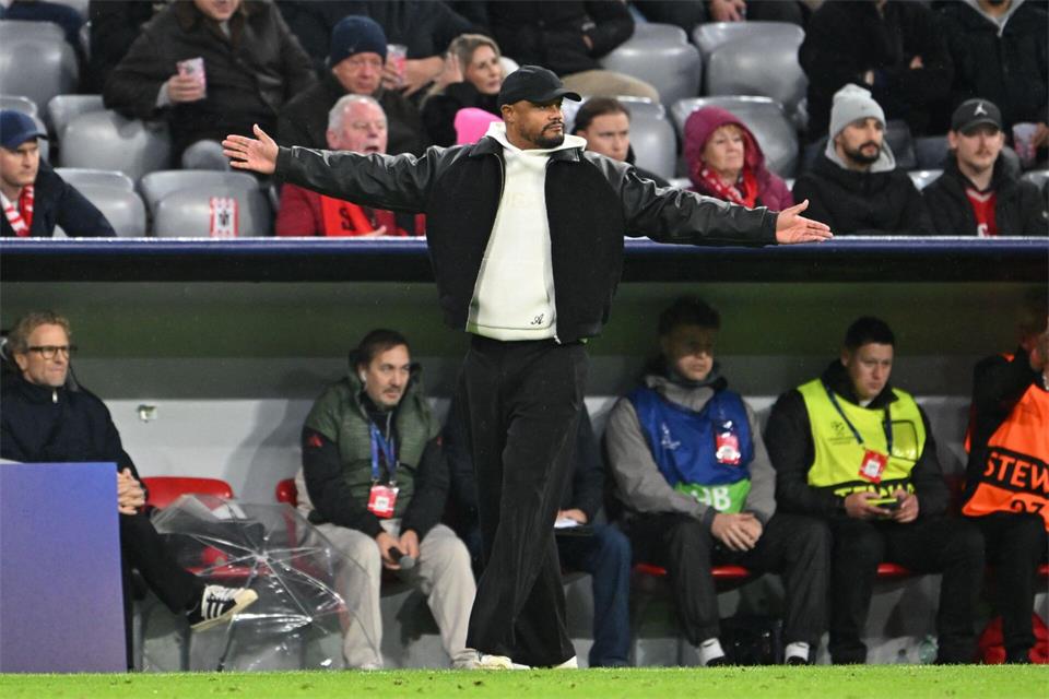 Gegen Arsenal stand Vincent Kompany nach „einem saftigen Virus“ schon wieder am Spielfeldrand. Zu Früh? (Archivbild)Peter Kneffel/dpa