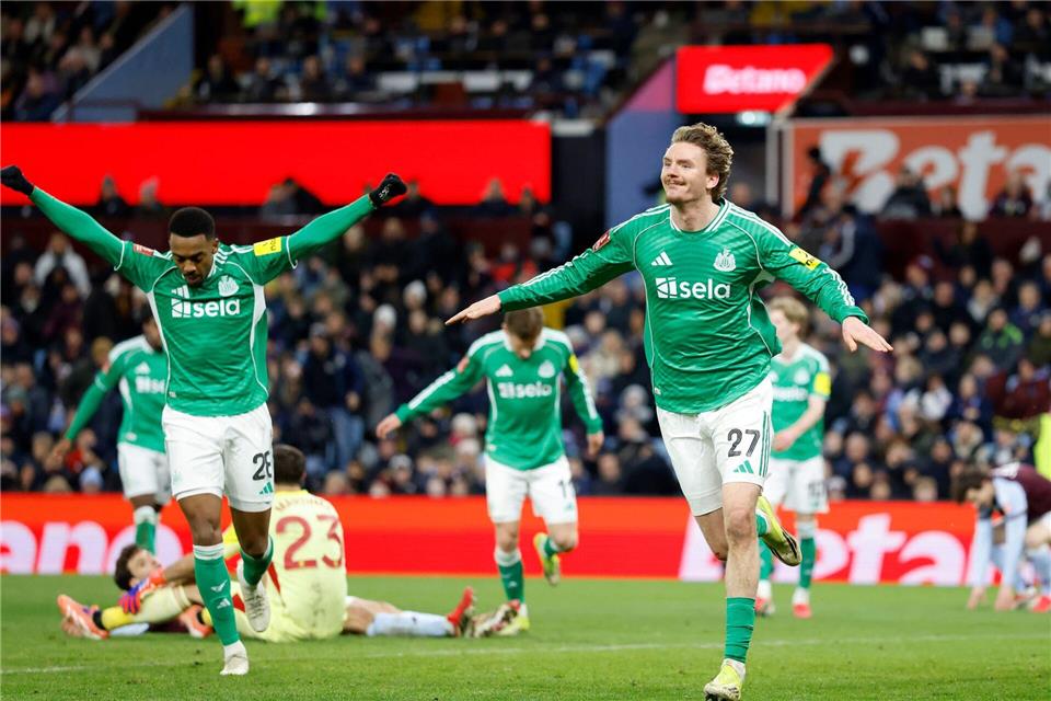 Gegen Aston Villa wieder als Torschütze in Aktion: Nick Woltemade (r).Nigel French/PA/AP/dpa