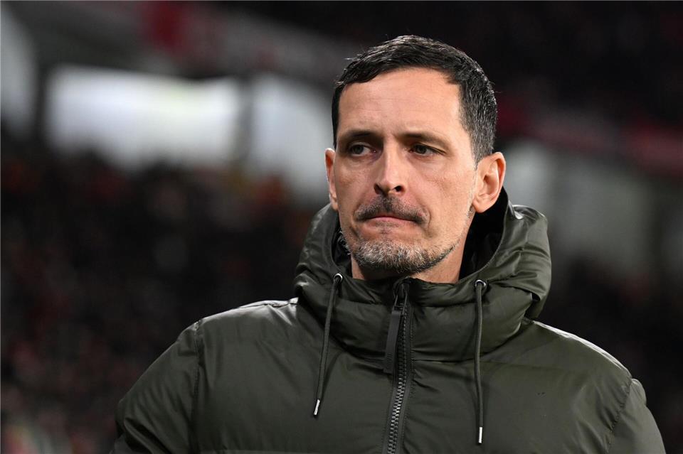 Gegen Augsburg hofft Frankfurts Trainer Dino Toppmöller auf eine Reaktion seiner Mannschaft.Hendrik Schmidt/dpa