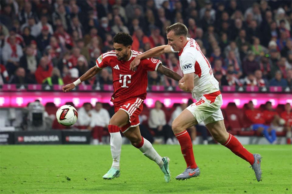 Gegen Bayerns Luis Diaz hatte Leipzigs Ex-Nationalspieler Lukas Klostermann keine Chance.Karl-Josef Hildenbrand/dpa