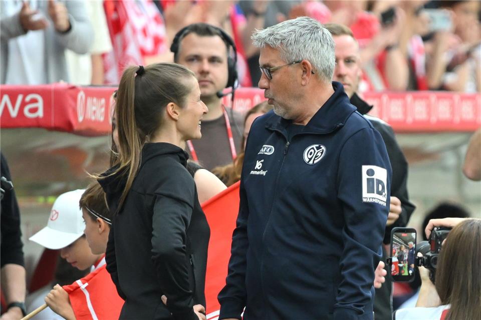 Gegen Fischer (r) und Mainz 05 gelang Eta ihr erster Sieg. (Archivbild)Torsten Silz/dpa