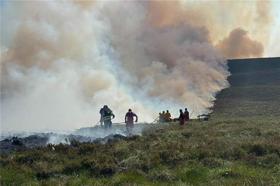 Gegen Flammen kämpfen Feuerwehrleute in Schottland.RSPB Scotland/PA Wire/dpa