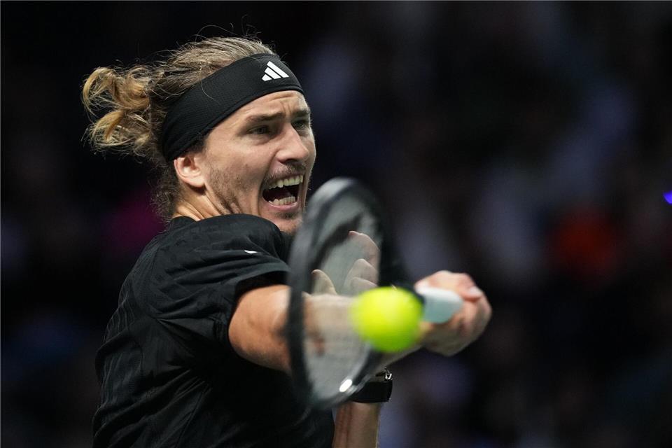 Gegen Jannik Sinner ist Tennisprofi Alexander Zverev chancenlos. Christophe Ena/AP/dpa