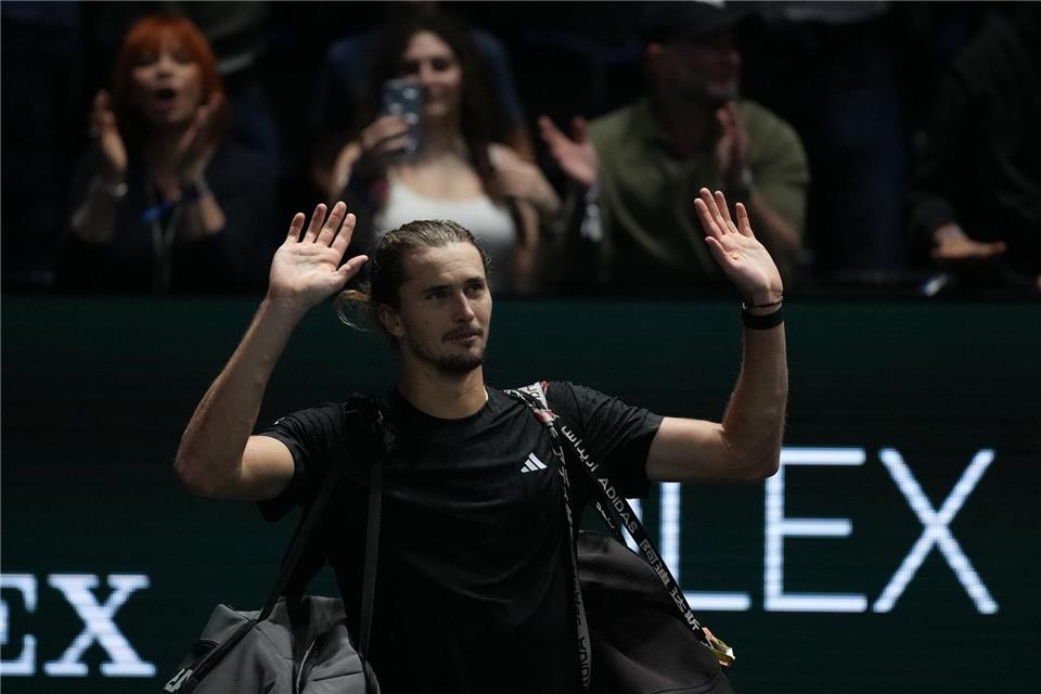 Gegen Jannik Sinner ist Tennisprofi Alexander Zverev chancenlos. Christophe Ena/AP/dpa