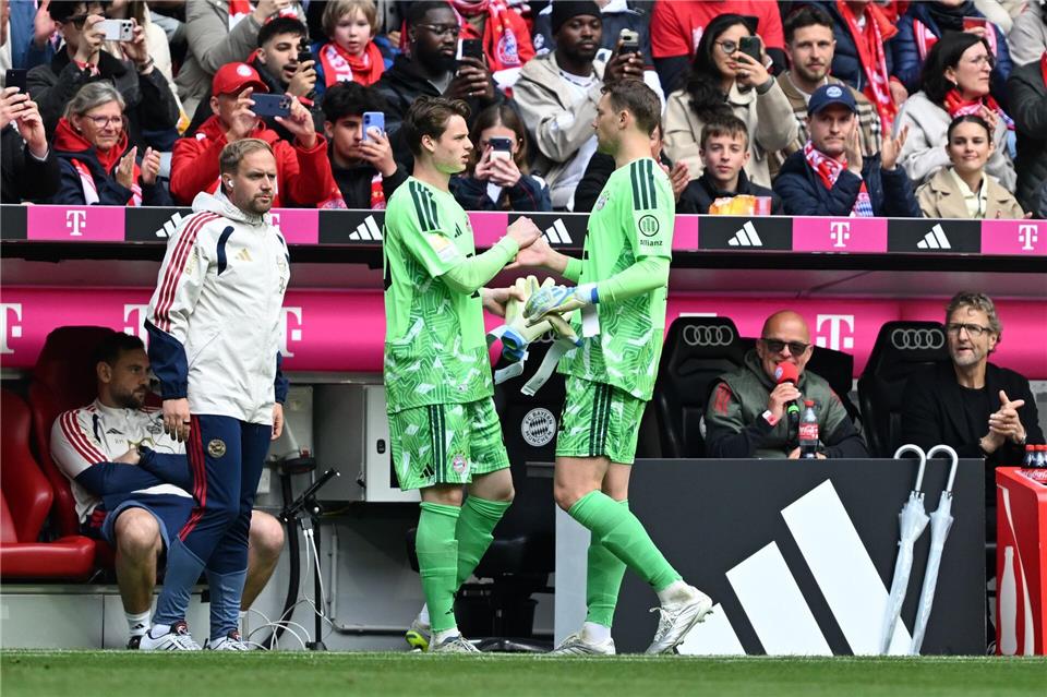 Gegen Köln musste Manuel Neuer (r) angeschlagen raus. Jonas Urbig ging für ihn ins Tor. Wie steht es um die Wade?Sven Hoppe/dpa