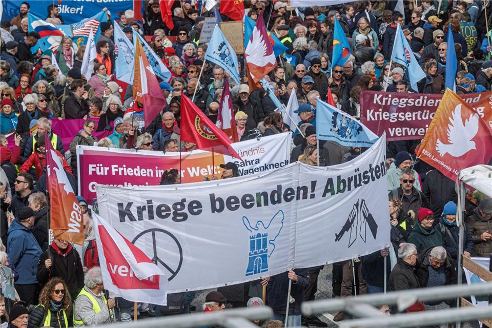 Gegen Krieg und für Frieden ziehen die Demonstrierenden durch Hamburg.Markus Scholz/dpa