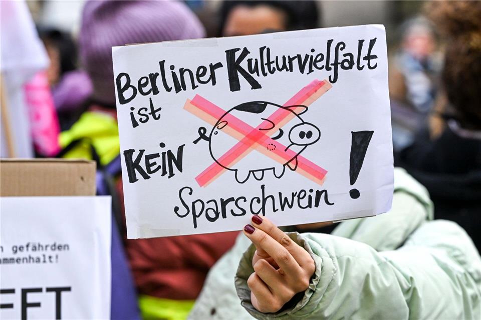 Gegen Kürzungen im Kulturbereich gab es in Berlin massiven Protest. (Archivbild)Jens Kalaene/dpa