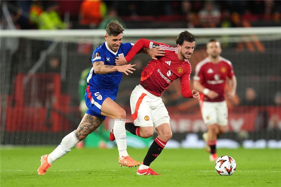 Gegen Manchester United wurde Yeray Álvarez (l) - hier im Zweikampf mit Mason Mount - vergangene Saison positiv getestet.Martin Rickett/PA Wire/dpa