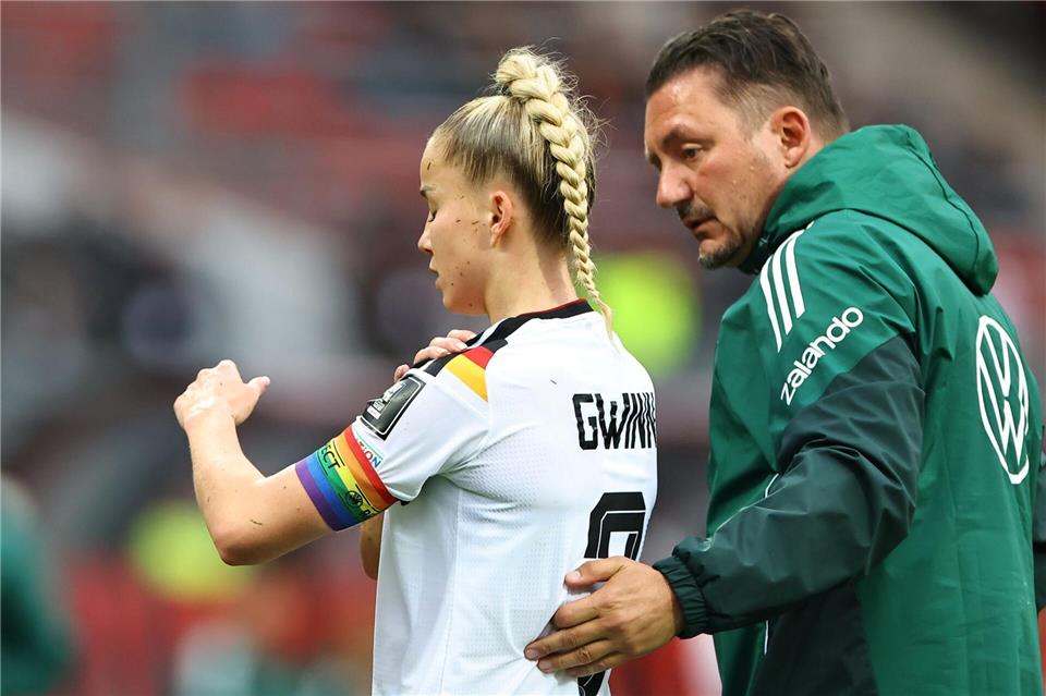 Gegen Österreich musste Giulia Gwinn die Regenbogenbinde früh im Spiel abgeben.Daniel Karmann/dpa