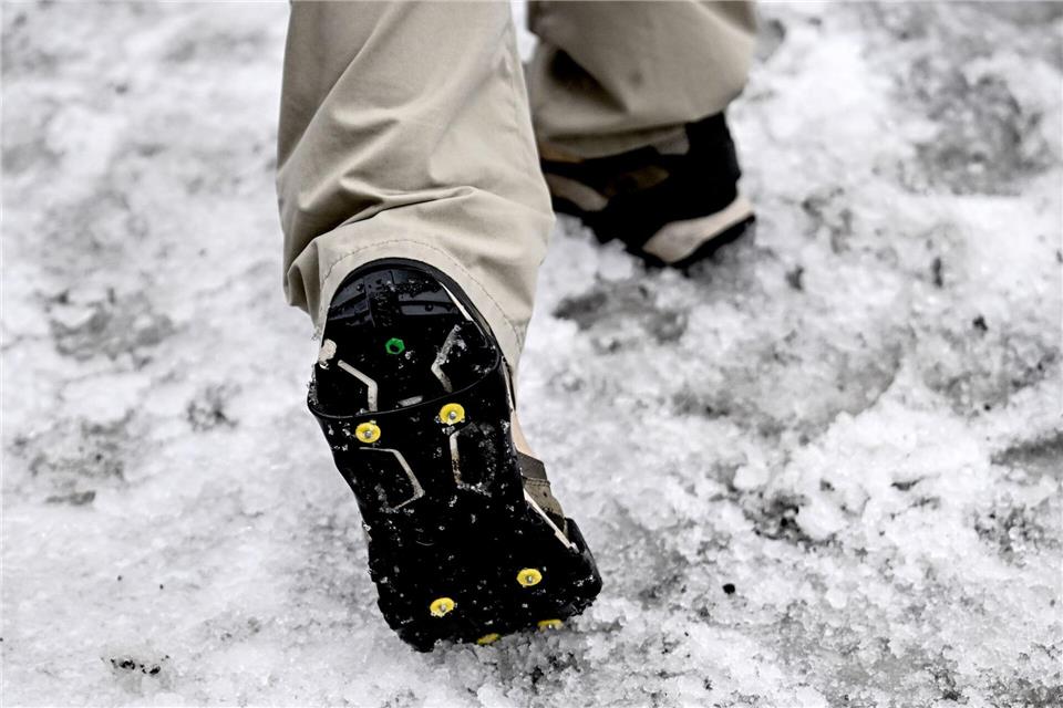 Gegen Schnee und Glätte helfen in Berlin teils nur noch Spikes.Britta Pedersen/dpa