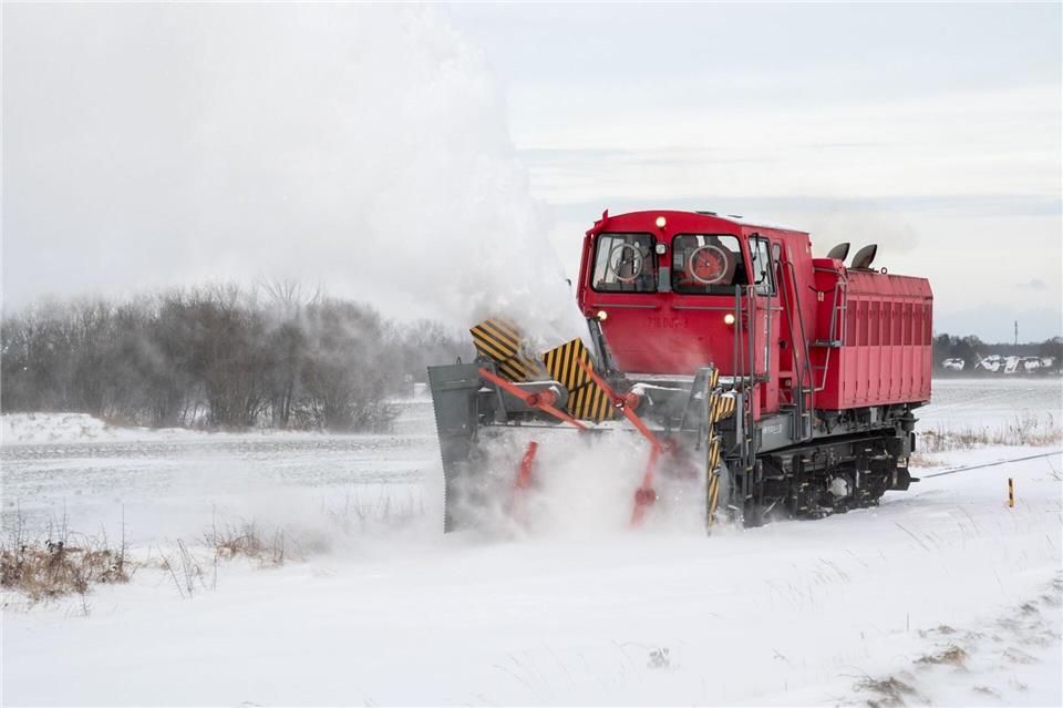 Gegen Schneeverwehungen auf exponierten Bahnstrecken helfen Schneefräsen.Daniel Bockwoldt/dpa